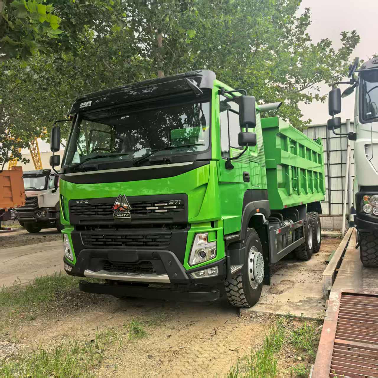 中国重汽v7-x 371马力自卸车