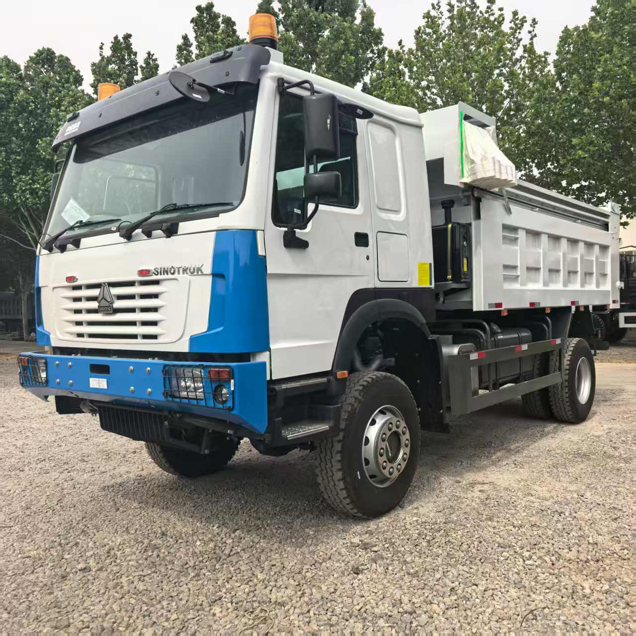 中国重汽全驱自卸车